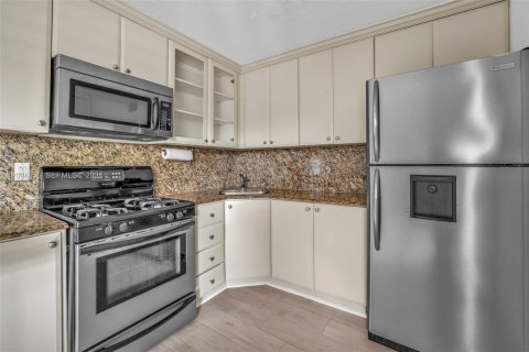 Condo in Miami, Florida, 2 bedrooms  № 2278128 - photo 4