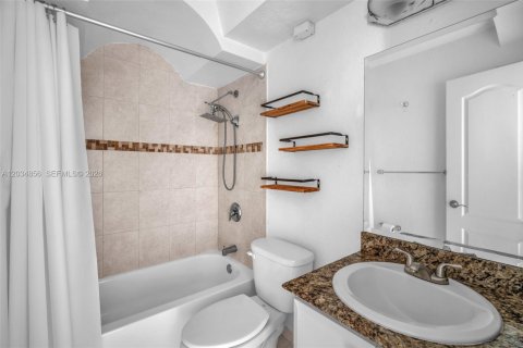 Condo in Miami, Florida, 2 bedrooms  № 2278128 - photo 15