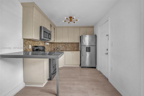 Condo in Miami, Florida, 2 bedrooms  № 2278128 - photo 6