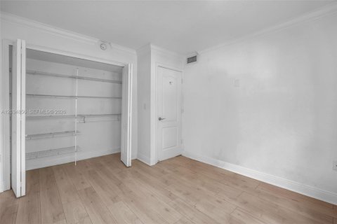 Condo in Miami, Florida, 2 bedrooms  № 2278128 - photo 12