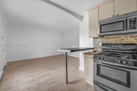 Condo in Miami, Florida, 2 bedrooms  № 2278128 - photo 5