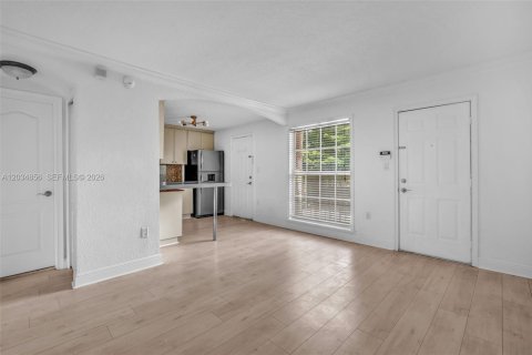 Condo in Miami, Florida, 2 bedrooms  № 2278128 - photo 2