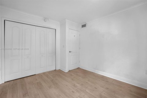 Condo in Miami, Florida, 2 bedrooms  № 2278128 - photo 13