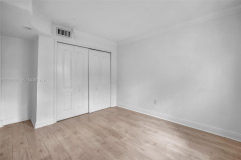 Condo in Miami, Florida, 2 bedrooms  № 2278128 - photo 9