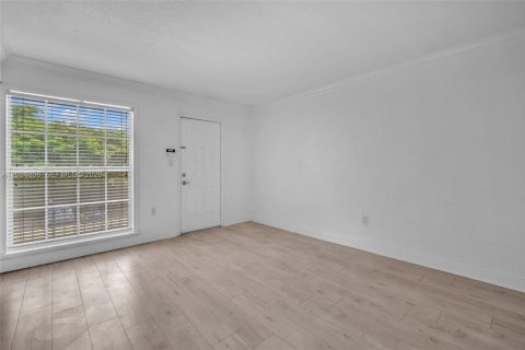 Condo in Miami, Florida, 2 bedrooms  № 2278128 - photo 7