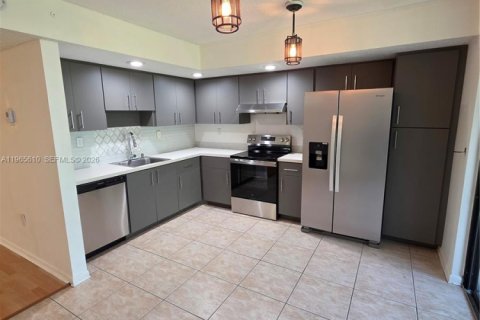 Снять в аренду кондоминиум в Майами, Флорида 3 спальни, 96.62м2, № 2027215 - фото 2