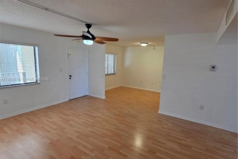 Снять в аренду кондоминиум в Майами, Флорида 3 спальни, 96.62м2, № 2027215 - фото 3