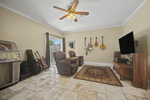 House in Palmetto Bay, Florida 4 bedrooms, 264.77 sq.m. № 2244228 - photo 11