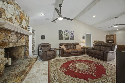 House in Palmetto Bay, Florida 4 bedrooms, 264.77 sq.m. № 2244228 - photo 8