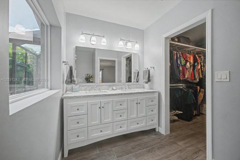 House in Palmetto Bay, Florida 4 bedrooms, 264.77 sq.m. № 2244228 - photo 24