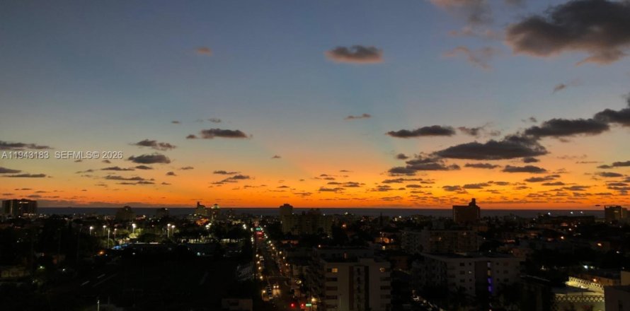 Кондоминиум с 1 спальней в Майами-Бич, Флорида № 2000481