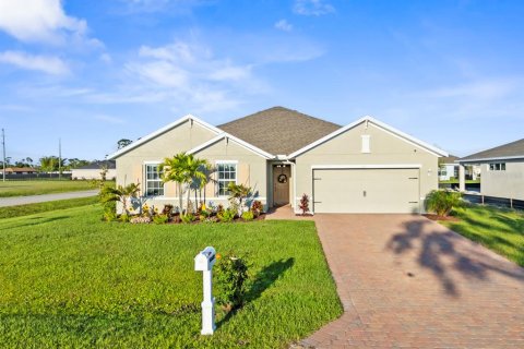 House in Punta Gorda, Florida 4 bedrooms, 194.17 sq.m. № 1721074 - photo 3
