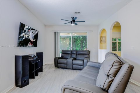 House in Port St. Lucie, Florida 3 bedrooms, 131.74 sq.m. № 1768239 - photo 10