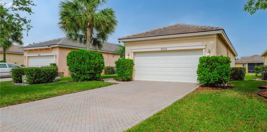 House in Port St. Lucie, Florida 3 bedrooms, 131.74 sq.m. № 1768239