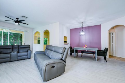 House in Port St. Lucie, Florida 3 bedrooms, 131.74 sq.m. № 1768239 - photo 7