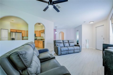 House in Port St. Lucie, Florida 3 bedrooms, 131.74 sq.m. № 1768239 - photo 8