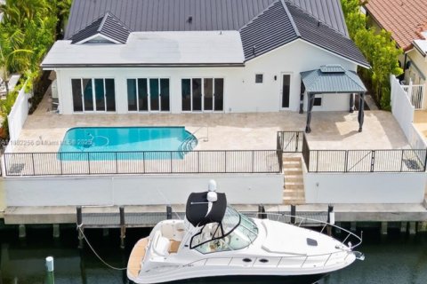 House in Fort Lauderdale, Florida 4 bedrooms, 251.49 sq.m. № 1930762 - photo 1