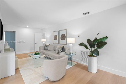 House in Fort Lauderdale, Florida 4 bedrooms, 251.49 sq.m. № 1930762 - photo 17