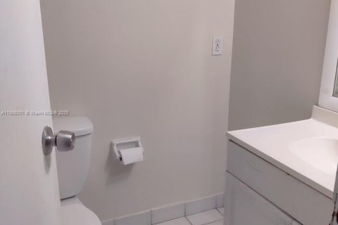 Condo in Deerfield Beach, Florida, 2 bedrooms  № 2013124 - photo 13