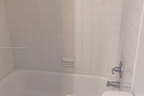 Condo in Deerfield Beach, Florida, 2 bedrooms  № 2013124 - photo 12