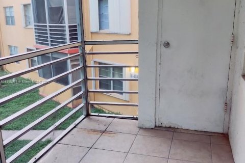 Condo in Deerfield Beach, Florida, 2 bedrooms  № 2013124 - photo 21