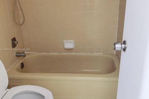 Condo in Deerfield Beach, Florida, 2 bedrooms  № 2013124 - photo 18