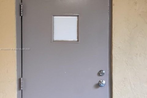 Condo in Deerfield Beach, Florida, 2 bedrooms  № 2013124 - photo 4