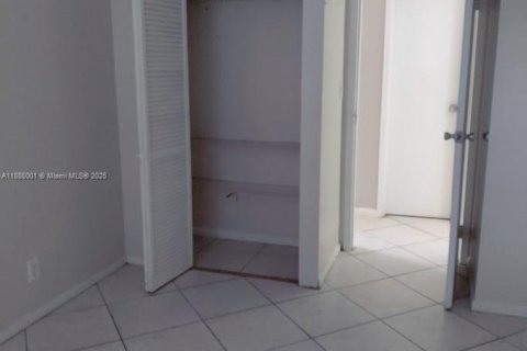 Condo in Deerfield Beach, Florida, 2 bedrooms  № 2013124 - photo 11