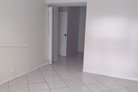Condo in Deerfield Beach, Florida, 2 bedrooms  № 2013124 - photo 15