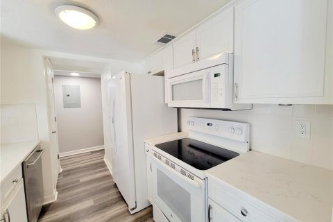 Снять в аренду кондоминиум в Сент-Питерсберг, Флорида 4 комнаты, 127.74м2, № 1910535 - фото 5