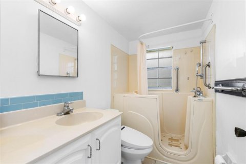 House in Clearwater, Florida 4 bedrooms, 133.78 sq.m. № 1877416 - photo 23
