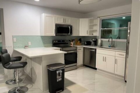 Снять в аренду виллу или дом в Форт-Лодердейл, Флорида 1 спальня, 65.03м2, № 2048597 - фото 2