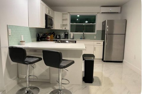 Снять в аренду виллу или дом в Форт-Лодердейл, Флорида 1 спальня, 65.03м2, № 2048597 - фото 3