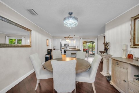 House in Jupiter, Florida 3 bedrooms, 157.38 sq.m. № 2241065 - photo 2