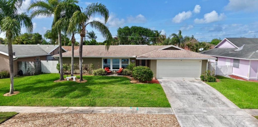 House in Jupiter, Florida 3 bedrooms, 157.38 sq.m. № 2241065