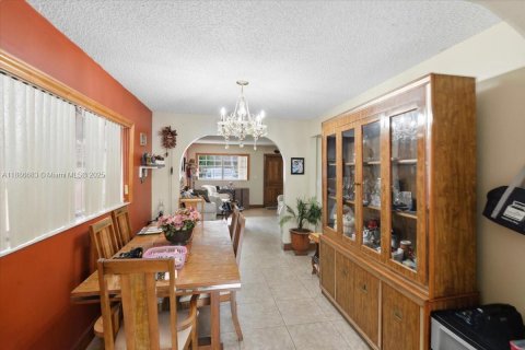 House in Sweetwater, Florida 4 bedrooms, 154.68 sq.m. № 1933350 - photo 15