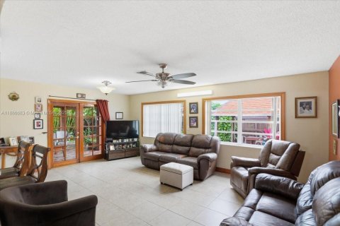 House in Sweetwater, Florida 4 bedrooms, 154.68 sq.m. № 1933350 - photo 14