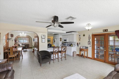 House in Sweetwater, Florida 4 bedrooms, 154.68 sq.m. № 1933350 - photo 17