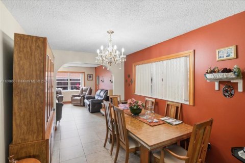 House in Sweetwater, Florida 4 bedrooms, 154.68 sq.m. № 1933350 - photo 13