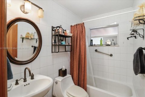 House in Sweetwater, Florida 4 bedrooms, 154.68 sq.m. № 1933350 - photo 21