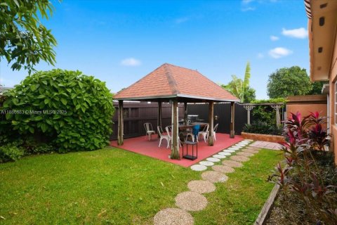 House in Sweetwater, Florida 4 bedrooms, 154.68 sq.m. № 1933350 - photo 28