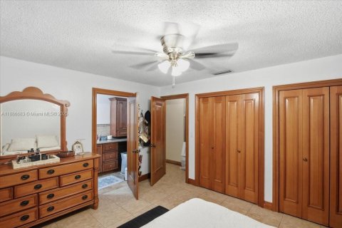 House in Sweetwater, Florida 4 bedrooms, 154.68 sq.m. № 1933350 - photo 24