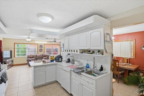 House in Sweetwater, Florida 4 bedrooms, 154.68 sq.m. № 1933350 - photo 19