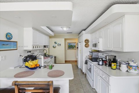 House in Sweetwater, Florida 4 bedrooms, 154.68 sq.m. № 1933350 - photo 18