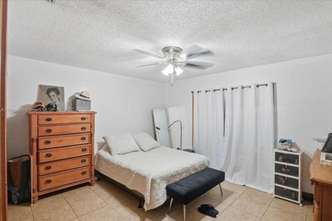 House in Sweetwater, Florida 4 bedrooms, 154.68 sq.m. № 1933350 - photo 23