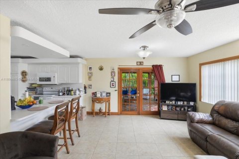 House in Sweetwater, Florida 4 bedrooms, 154.68 sq.m. № 1933350 - photo 16