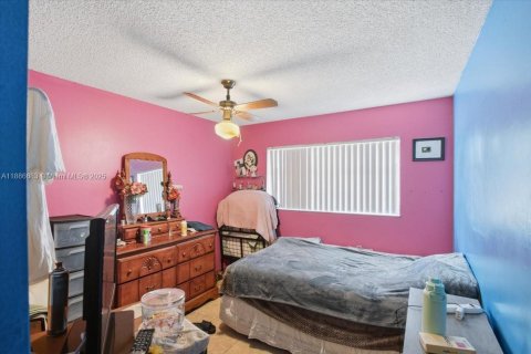 House in Sweetwater, Florida 4 bedrooms, 154.68 sq.m. № 1933350 - photo 22