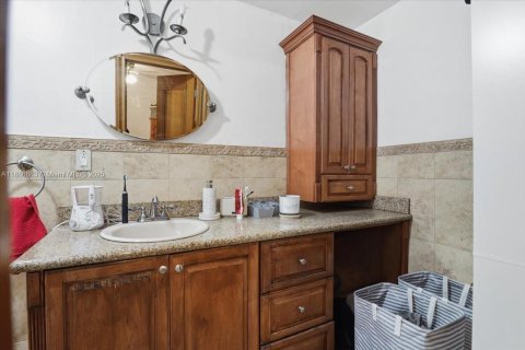 House in Sweetwater, Florida 4 bedrooms, 154.68 sq.m. № 1933350 - photo 25