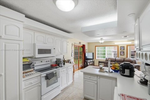 House in Sweetwater, Florida 4 bedrooms, 154.68 sq.m. № 1933350 - photo 20