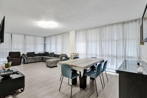 Купить кондоминиум в Халландейл-Бич, Флорида 3 спальни, 132.85м2, № 1983773 - фото 3